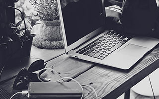 女明星大尺度床戏视频流出？AI换脸造谣产业链曝光