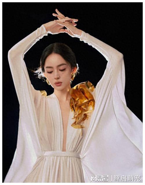 女明星透视装怎么穿？娜扎碎花裙纯欲，李一桐纱帽贵气，把握平衡是关键