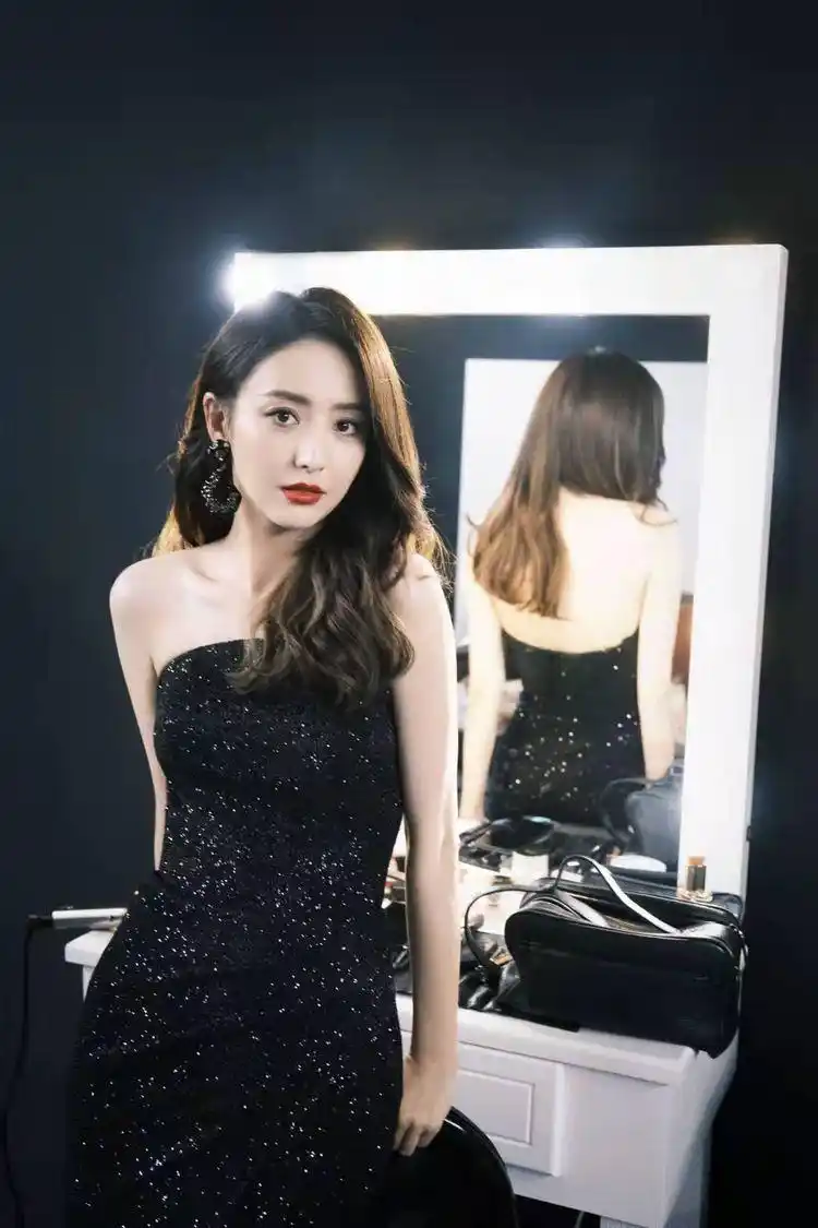 性感抹胸裙如何穿出高级感_女明星穿抹胸_抹胸连衣裙穿搭技巧