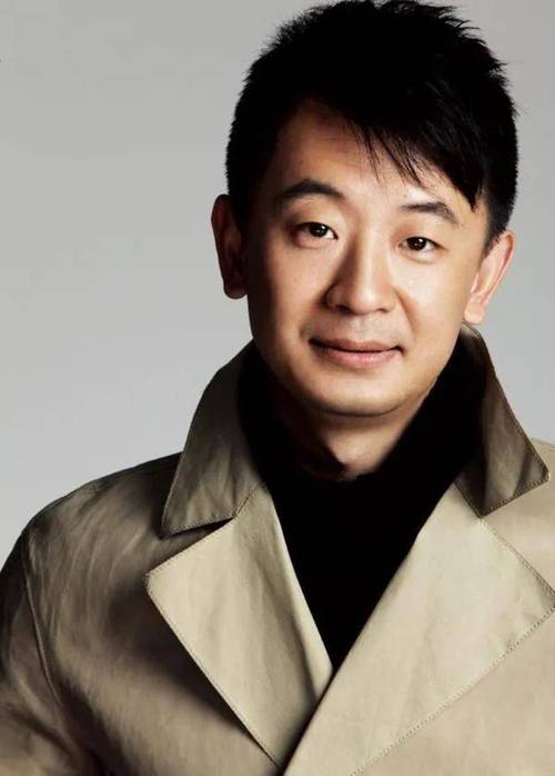 阳光灿烂宝妈妈：今年娱乐圈各种男人出轨嫖娼的大瓜真是贯穿了一整年，就算是普通的男人也会经不起各种诱惑，又何况灯红酒绿的娱乐圈。有人说很心疼王力宏妻子，7年生3个，名校毕业却放弃事业当全职妈妈，最后是这样一个结局。与一个人朝夕相处，20年后才发长文控诉，说明她早就知道对方是什么人，只是漫长时间里她知错但不止损，而是选择默默的一次次忍受了而已。我也是全职妈妈，深知她不止损有很多无奈的原因，也许