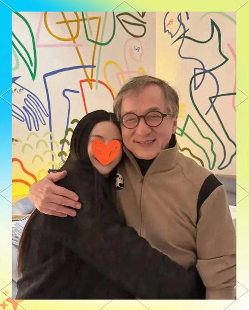 娱乐圈考古风正热，成龙大哥那些年与女明星的亲密合影也频频被翻出，引发不少讨论。今天我们就来聊聊这些老照片背后的真实故事与情感。