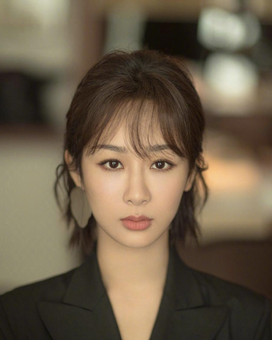 杨紫深夜被拍吃火锅 大口吃肉被赞真性情