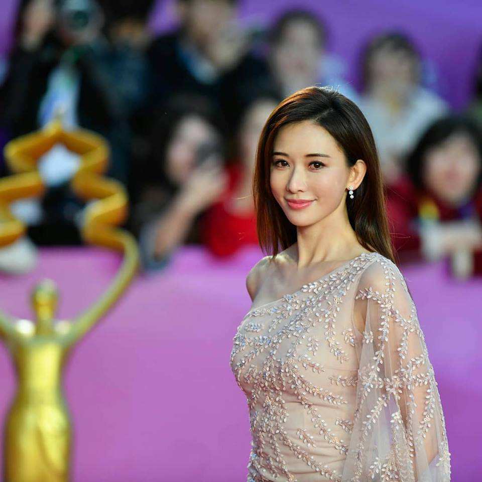 女明星做假_明星假唱事件_韩雪萨顶顶假唱门