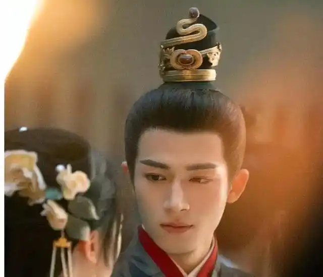 刚火就塌房？黑料满天飞！就连年龄也作假的王星越，底裤快被扒掉